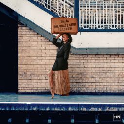 ONE GRASS SKIRT TO LONDON (2025)
